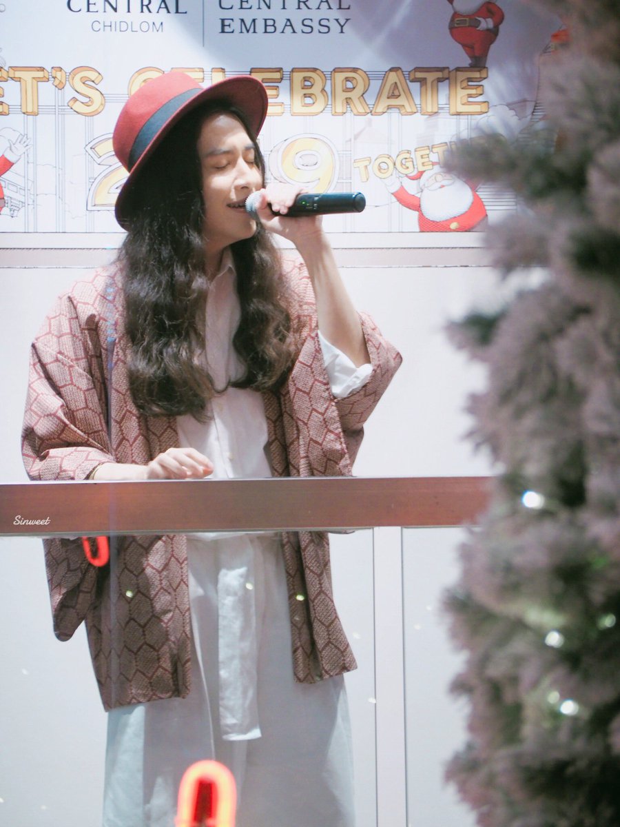 sinweet's tweet image. 🎄🎄🎄🎅🏻🎤💕😌🎄🎄🎄
เป็นการยืนร้อง/ฟังเพลงในมิติใหม่ 😂 แต่คนร้องยังน่ารัก และเพลงยังเพราะเหมือนเดิม 😘

#sinofficial 
#whoissin 
#LetsCelebrate2019