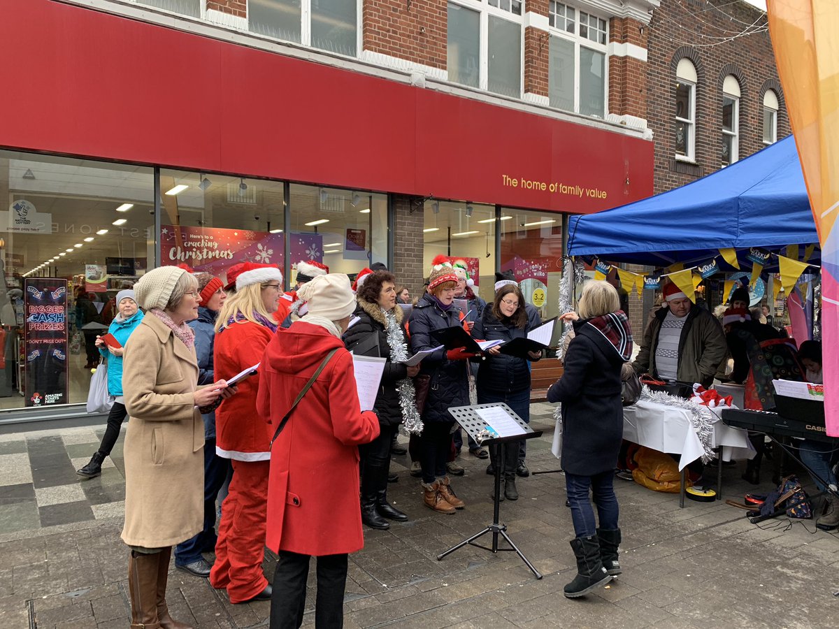 MaidenheadMum's tweet photo. Sharing a few photos of our busy and bustling high street and shopping centre in #maidenhead today! Lots happening and plenty for the kids to see too. You just need to wrap up warm 🎅🎄❄️☔️💨 https://t.co/GJnCaJgeFG
