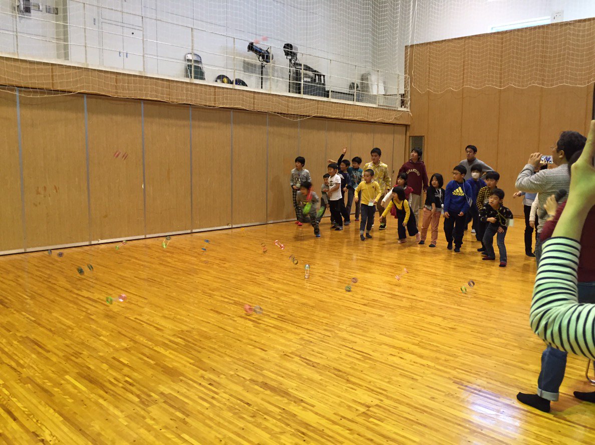 yac_sendai's tweet photo. 本日の活動は例年行っている「コズミックカレッジin塩釜」でした！
今回は円筒飛行機を工作して飛ばしました。
来てくださった方々はありがとうございました。また来年も秋〜冬に行う予定なので、よろしくお願いします。 https://t.co/qgKlHgB94Z