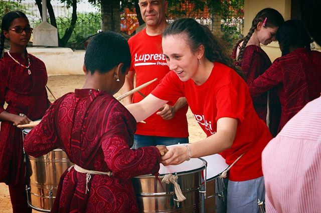 SolRePercussio's tweet photo. La #percussió i el llenguatge universal de la #música arreu del món! 🥁🤝
#luprestiproject .
.
.
.
.
#batucada #india #lupresti #projecteLupresti #anantapur #anantapuramu #fvf #rdt #fvicenteFerrer #vicenteFerrer #fundacionVicenteFerrer #solidaritat #so… https://t.co/w9BdRVKkv4 https://t.co/zg3wfyZBHr