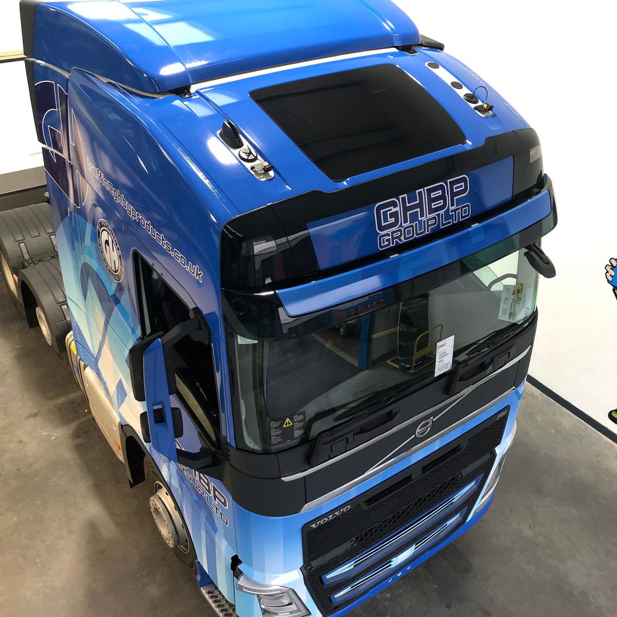 RevolutionWrapsUK tweet media