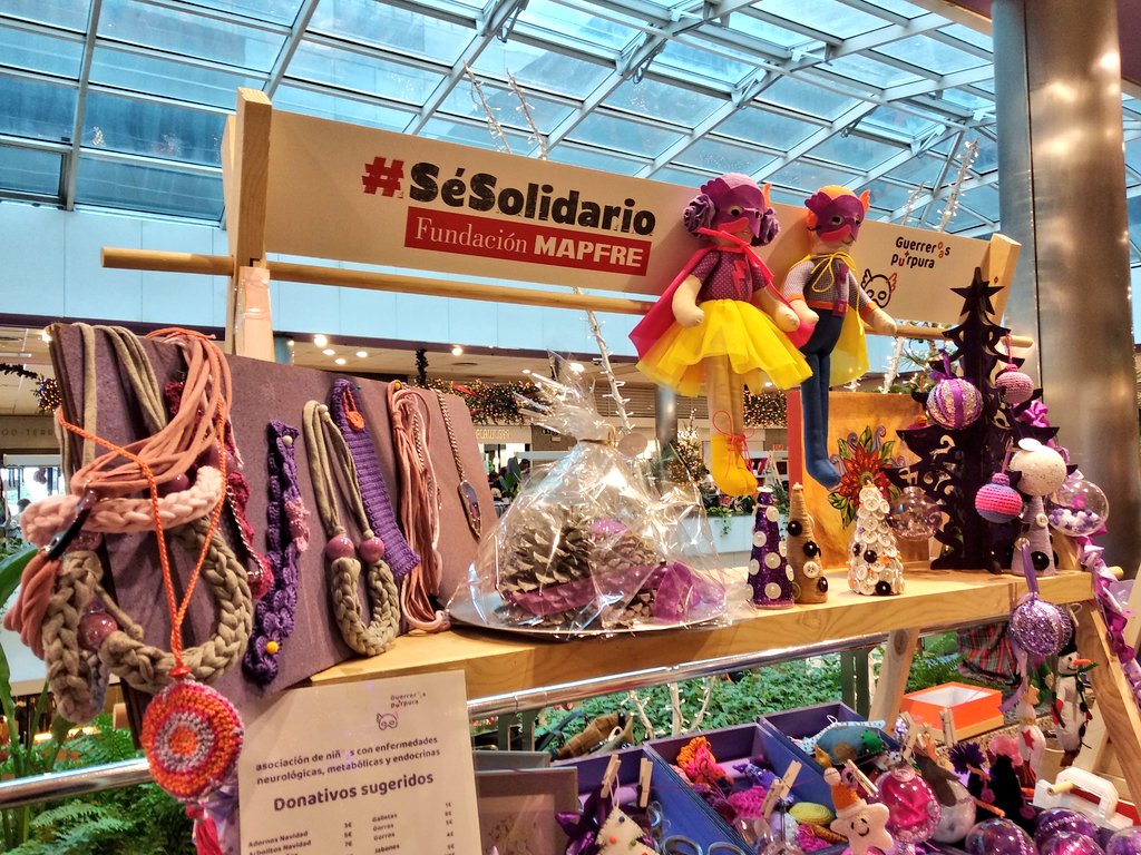 LuciaSRamos's tweet photo. Dicen que en el mercadillo solidario de @fmapfre se buscan #SuperhéroesSolidarios, pero sus trabajadores voluntarios ya son héroes ayudando a pequeñas asociaciones, así que he ido en calidad de visitante y me he llevado un bonito adorno navideño. 😊 #SeSolidario https://t.co/BKWydl8Cw2