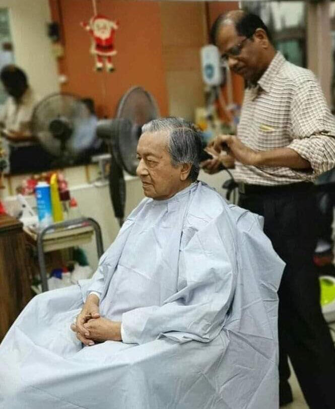 Kuala Lumpur Reporter On Twitter A Cut Above Malaysia Pm Mahathir Mohamad Chedetofficial Having A Hair Cut At An Indian Barber Shop At The Kl Lake Club Socmedpix Https T Co Svnoyefek8