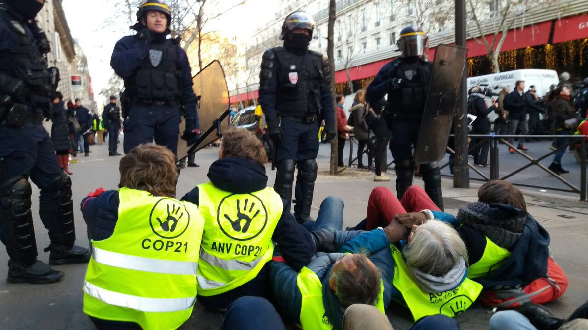 <a href="/Fredgallier/">Fred Gallier</a> <a href="/AnvCop21/">ANV-COP21</a> <a href="/FpipPolice/">FPIP-Police</a> <a href="/UNSA_officiel/">UNSA</a> <a href="/UNSAPOLICE/">UNSA POLICE</a> @OfficiersUnsa @UNITESGPPOLICE <a href="/SGPI_avenir/">Secrétariat général pour l’investissement</a> <a href="/SICPCommissaire/">Commissaires de Police SICP</a> <a href="/ScpnCommissaire/">Commissaires de la Police Nationale SCPN</a> <a href="/alliancepolice/">ALLIANCE PN</a> <a href="/SudInterieur/">Sud Interieur Solidaires ✊</a> La #MarchePourLeClimat du #8Decembre et le #NettoyageGeant de la <a href="/SocieteGenerale/">Societe Generale Group</a> hier l’ont démontré : il existe une alternative pacifique à la #crisesociale, écologique et institutionnelle que traversent la France et le monde.
#GiletsJaunes &amp; #PoliceNationale: place à la paix!