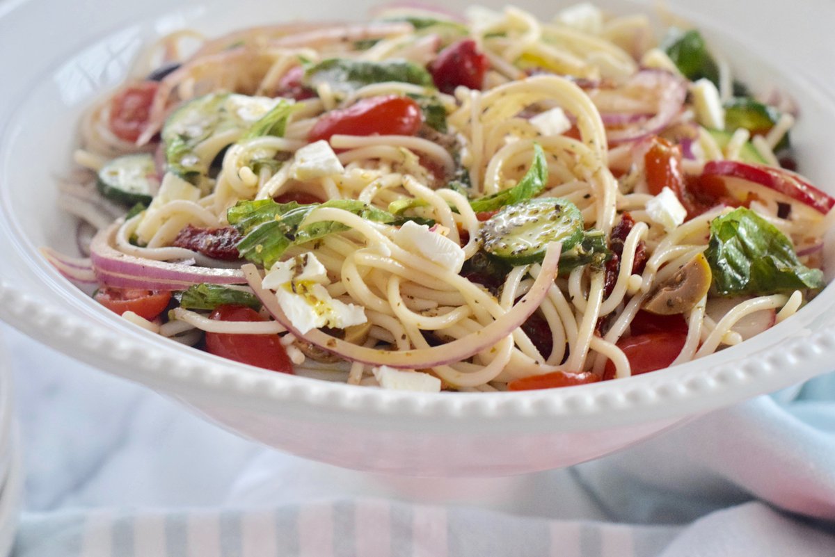 SpoonsStilettos's tweet photo. The Loaded Greek Salad Spaghetti Recipe is here! Absolutely delicious. Made with @Tresomegafoods quinoa spaghetti, veggies and a greek salad dressing. It's so tasty and of course Recipe is on the blog!
https://t.co/Nc0gCMFaaQ
 #ad #tresomega #organicsforlife #recipe #food https://t.co/q4bxwiHi6B