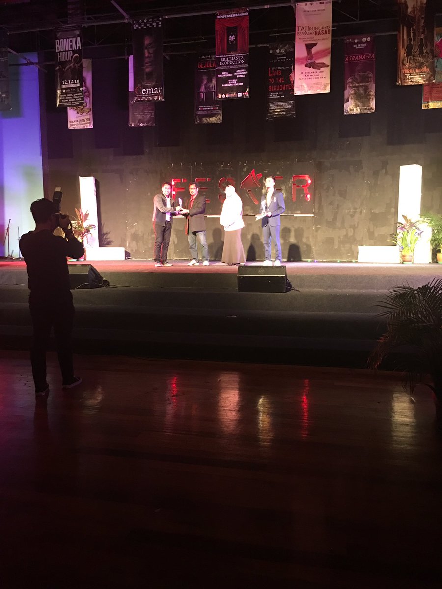 teaterrimbaukm's tweet photo. Anugerah Tatacahaya dan Tatabunyi Terbaik
Nyonya-nyonya
Sanggar Mas
KKM
#fester
#festerukm
#fester2018
#festerukm2018 https://t.co/n0mSMWC81R