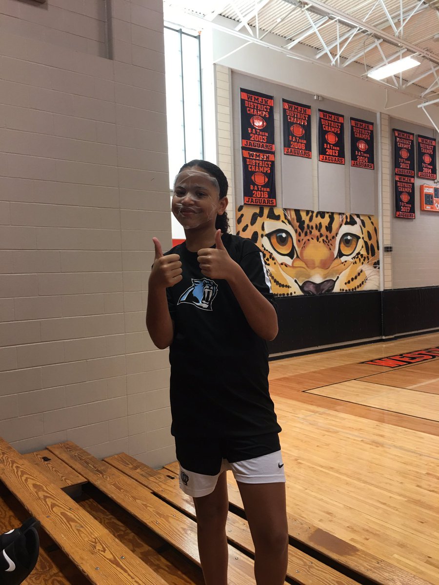 ShannaCanales17's tweet photo. Coach: Kyler, what are you doing? Kyler: I have to do my daily skin care! #smh 🤦🏽‍♀️🤣🏀 #sjhcats #fantheflame #sjhgirlcats https://t.co/QumxrSUriZ