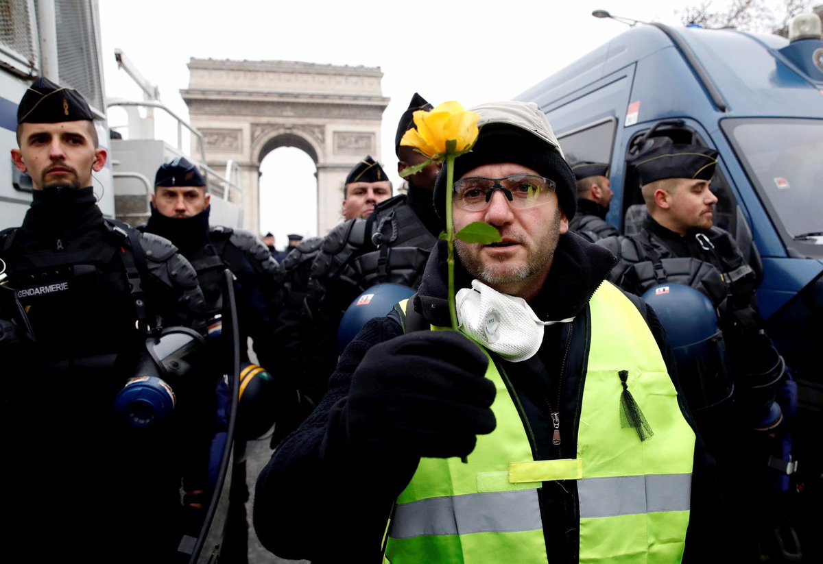 Rt France On Twitter Un Gilet Jaune Met Une Fleur à L
