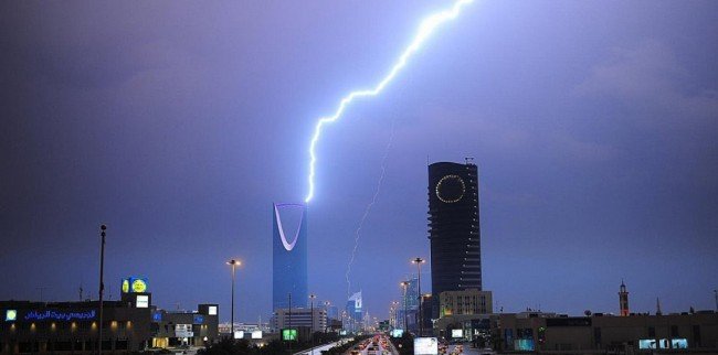 sa_4166's tweet photo. جـو الرياض اليـــوم بارد ورايــق
أمطـار وأرزاق وصــدور وسيعــه

الحزن في ذا اليوم ماهو بلايق
يا زين قطـرات المطـر والطبيعـه https://t.co/4vZCMaCIbW