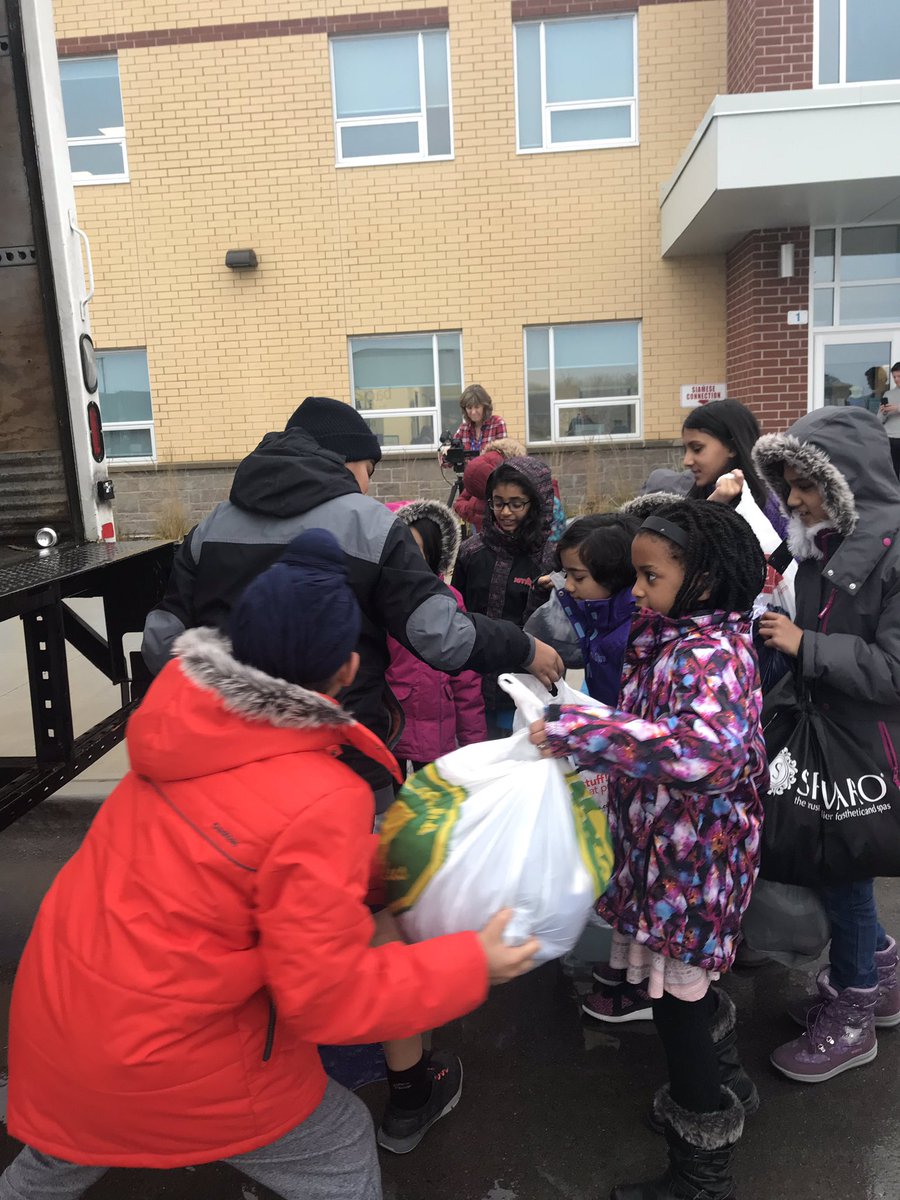 Congratulations @WhaleysCorners for collecting 1035lbs in textiles to donate to @bag2schoolna Our fundraising will go towards eco initiatives and #shannensdream #recyclereducereuse @PDSB_eco