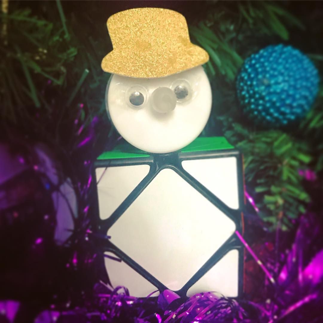 iCubeInPublic's tweet photo. Reposting @ocgcuber:
...
10 more sleeps 😴 I’m hoping there will be a ton cubes under my tree! 🎅🏻🎄I wonder what’s the most popular cube everyone wants this year? 🤔🎁 
#skewb #snowman #moyumagnetic #moyu #speedcuber #cuber #cubelife #love #icubeinpublic #christmastree https://t.co/8m1zoF4GQp