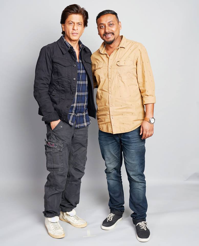 teamsrkfc's tweet image. [NEW] : SRK [ @iamsrk ] with a media person during a promotional photoshoot of #ZeroTheMovie in Mumbai .

#Zero #6DaysToZero