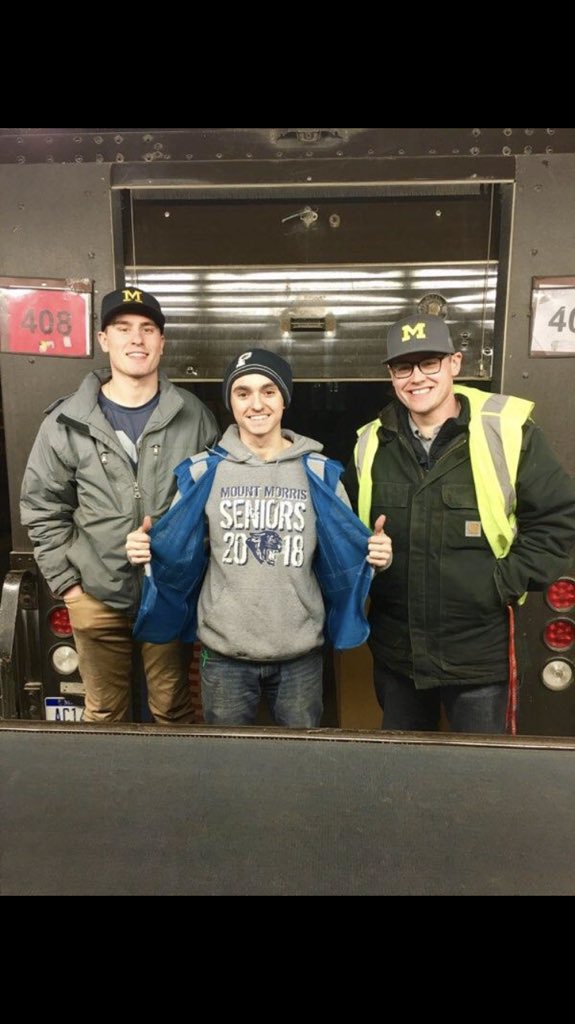 GLNESafe's tweet photo. Flint preload team is all smiles this peak. Thank you for the positive attitude and spirit!
#LiveSafely #NESafe #PeakSmiles https://t.co/Ldj256tAwf
