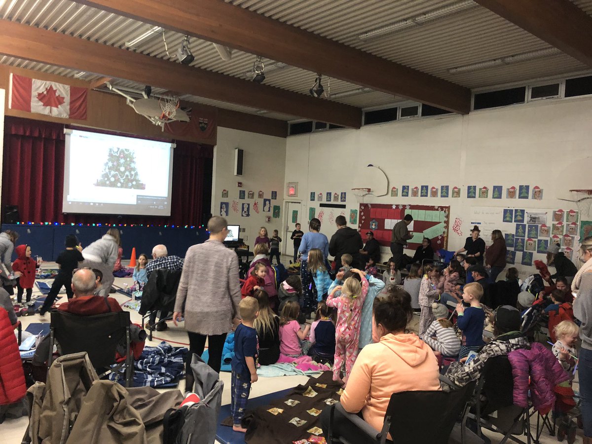 riverheights11's tweet image. Fantastic &amp;amp; new tradition started last year by @RiverHeightsHSA . Movie night- great community event Pjs and big screen entertainment w popcorn &amp;amp; movie treats . #tvdsb. #fun4everyone