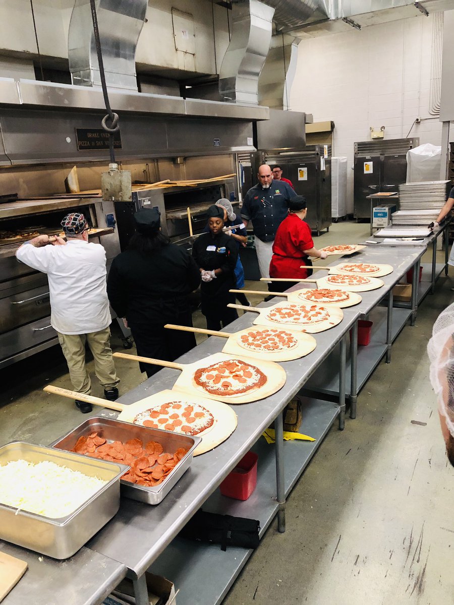 PowerMathCamp's tweet photo. Couple more pics from our latest Pizza Friday with the #GateWayMathClub...#volunteering is a great way to wrap up the semester and kick off #WinterBreak. #WeSurvivedFinals https://t.co/7tnBzAInvb