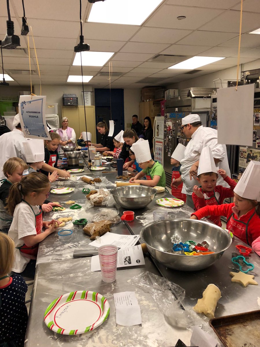 scclbuffs's tweet photo. The Kids Baking Clinic hosted by SC Culinary Arts was a great success! #buffbakers #ServiceOriented #GoBuffs https://t.co/DfMeTBql61