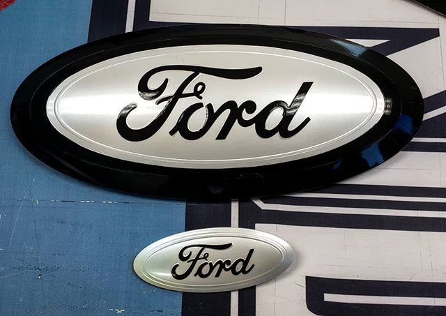 Tired of your stock or chrome emblems?  We can help!  Check out these FORD emblems we recently wrapped in 3M gloss black and pearl white to match a pearl white Ford truck. 👀

#paintisdead #ford #layednotsprayed #3m #vividunique ift.tt/2QOztZ9