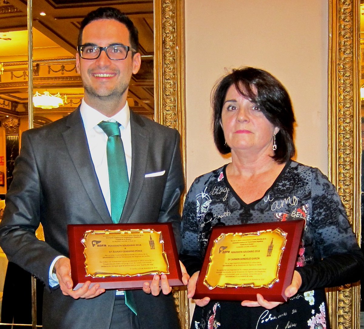 Premios "PERIODISTAS SOLIDARIOS 2018" de la <a href="/aathsevilla/">AETHSH</a> a <a href="/AlvaroCeregido/">Álvaro Ceregido</a> de <a href="/CanalSurRadio/">Canal Sur Radio</a> y a Carmen González de <a href="/AIONSur/">AION SUR</a> TV, por sus trabajos periodísticos fomentando la Solidaridad y las Donaciones de Órganos <a href="/ONT_esp/">Organización Nacional de Trasplantes</a> <a href="/RICOMSevilla/">Colegio de Médicos de Sevilla</a> <a href="/HospitalUVRocio/">Hospital Universitario Virgen del Rocío</a> #TDSActualidad #SevillaHoy