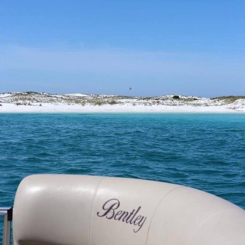 AlohaPontoon's tweet photo. Escape holiday stress on peaceful blue waters. https://t.co/T7BTaocwur