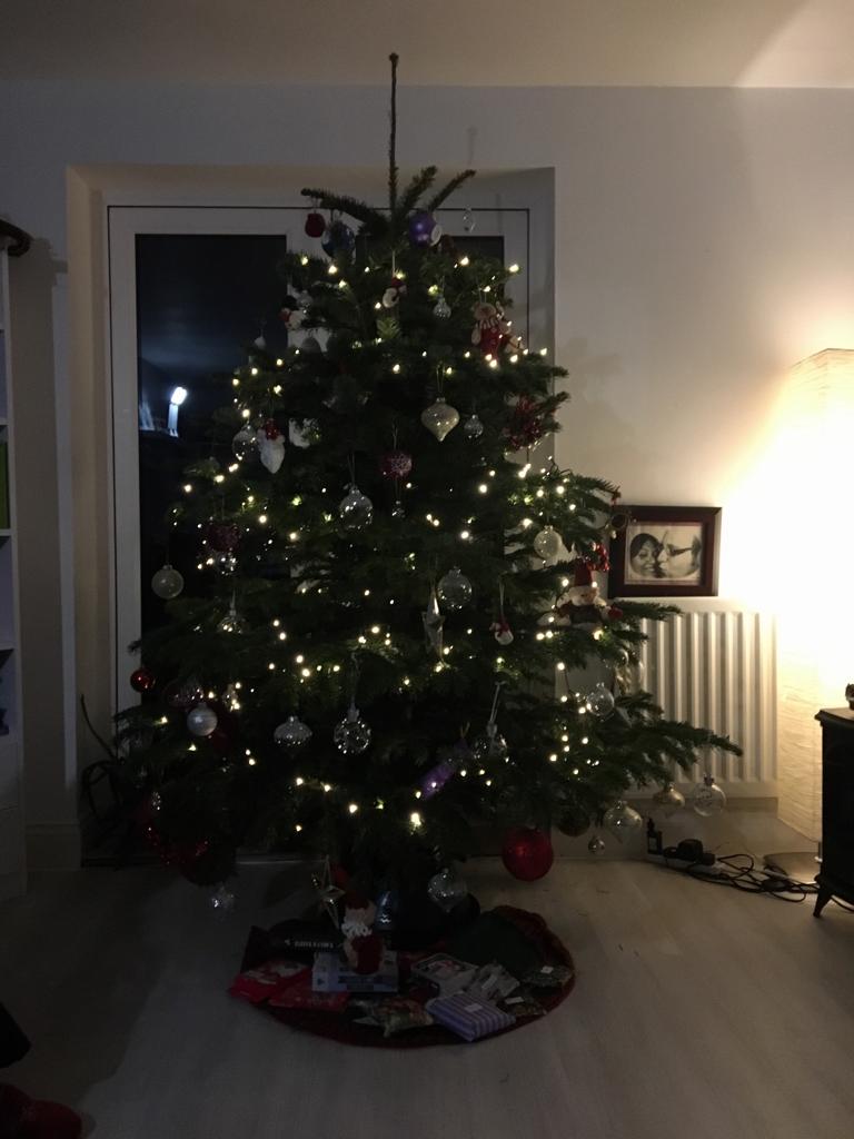 simon_minney's tweet photo. Thank you @TungstenNetwork and @LukeMacFarlane3 for delivering us this wonderful Christmas tree. Words cannot describe what this gesture means to me and my family xxx #Christmas #muchlove #foreverfighting #CancerResearch https://t.co/vwgJmtyWgX