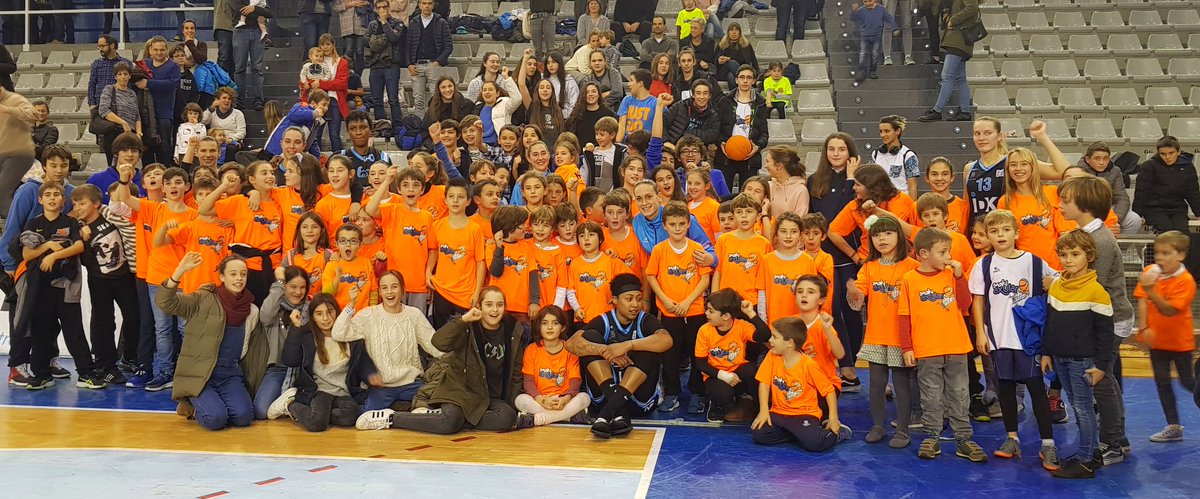 Saski_Axular's tweet photo. Eskerrik asko @ibaetabasket Saski-Axularreko lagunak gonbidatzeagatik! Primeran pasa dugu ekipoa animatzen! Aupa IDK neskak!!! 🧒👧🏀🏀#saskiaxulareguna https://t.co/VpnD6VVC0B