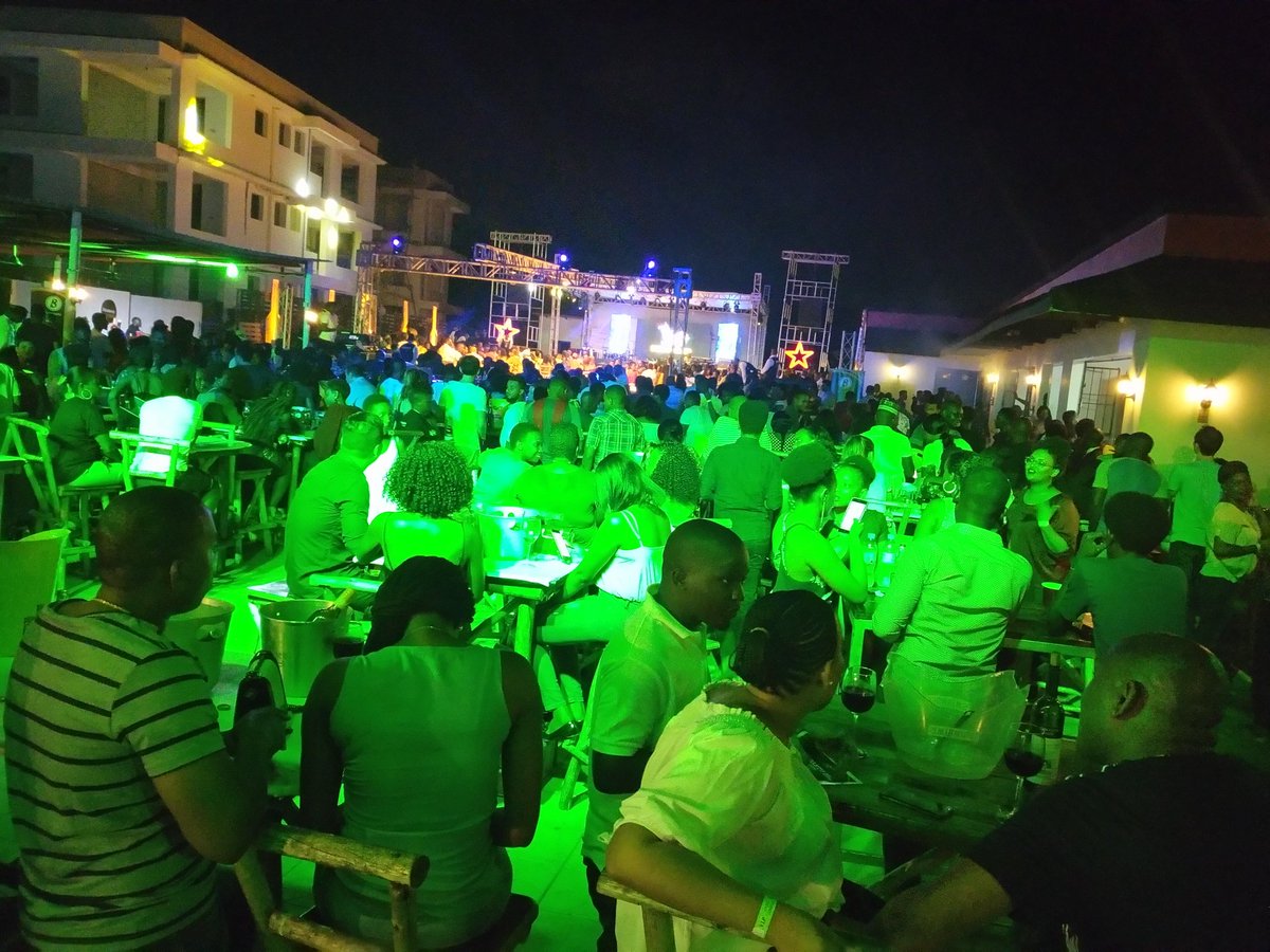 BoomplayTZ's tweet photo. #SautiSolFestiveWeekend 
Hali ilivyo hapa Buckets.
Nje mtiti ndani mtiti. 
#TorokaUje
#EverythingMusic 
#BoomplayMusic 
#TunagusaPanapostahili
@sautisol https://t.co/E7yTPjo75P