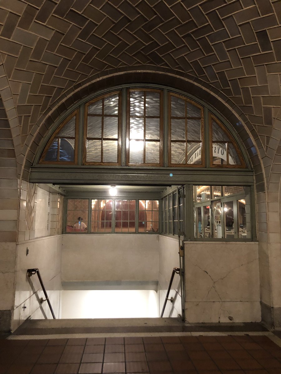 rorishapiro1's tweet photo. Some more @GrandCentralNYC beauty #northernpassage #itonwork #vaultedceiling #whisperingGallery #amazing #architecture #grandconcourse https://t.co/ZCpkPrkY6v