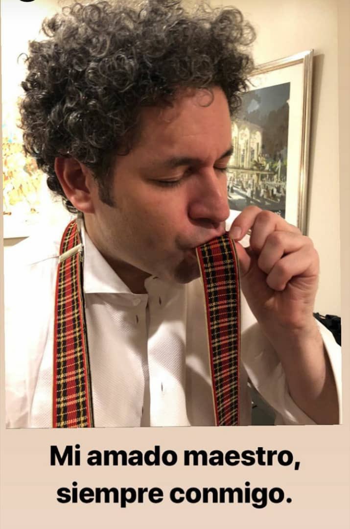 patriciarorozco's tweet image. #15Dic @GustavoDudamel besando las elásticas del Maestro Abreu con las que debutó en NY con Otelo