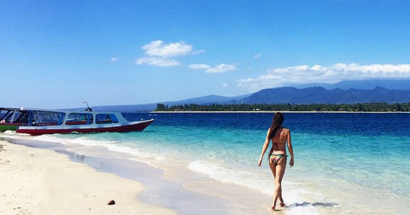 GrandSunsetGili's tweet photo. Packing for a beach getaway often proves a daunting experience for tourists, especially if they are packing for a trip abroad. To make this experience easier for tourists who visit Gili Air, here is your definitive list of things to pack when visiting us. https://t.co/6yupajOooA https://t.co/CAxAN4miZQ
