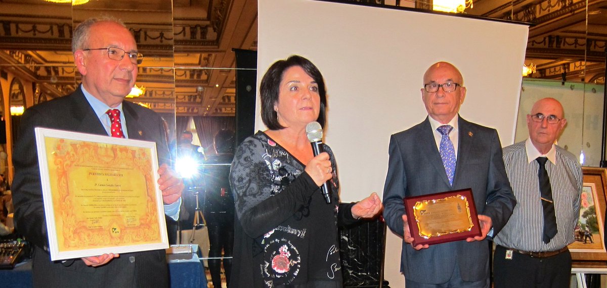 Enhorabuena Carmen González, de <a href="/AIONSur/">AION SUR</a> TV, por el Premio "PERIODISTA SOLIDARIA 2018" de la <a href="/aathsevilla/">AETHSH</a> por muchos trabajos fomentando las Donaciones de Órganos y la cultura de los #Trasplantes en #Andalucía. <a href="/ONT_esp/">Organización Nacional de Trasplantes</a> <a href="/RICOMSevilla/">Colegio de Médicos de Sevilla</a> <a href="/HospitalUVRocio/">Hospital Universitario Virgen del Rocío</a> #TDSActualidad #Donación