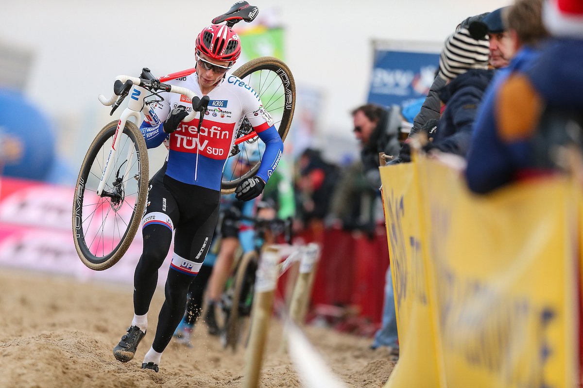 Verslag Scheldecross Antwerpen 👇👇👇

😞 Offday kost <a href="/landerloockx_23/">lander loockx</a> leidersplaats in DVV Trofee
🤧 <a href="/JLiessens/">jarno liessens</a> niet helemaal hersteld van ziekte
👍 Bemoedigende prestatie van <a href="/RomboutsSeppe/">Seppe Rombouts</a> 
🔟 Toptien voor <a href="/bikereva/">Eva Lechner</a> en <a href="/BoryBiker/">Michael Boros</a> 

🌐 creafin-tuvsud.be/nieuws/2018-12…
📸 <a href="/Photopressbe/">Peter Deconinck</a>