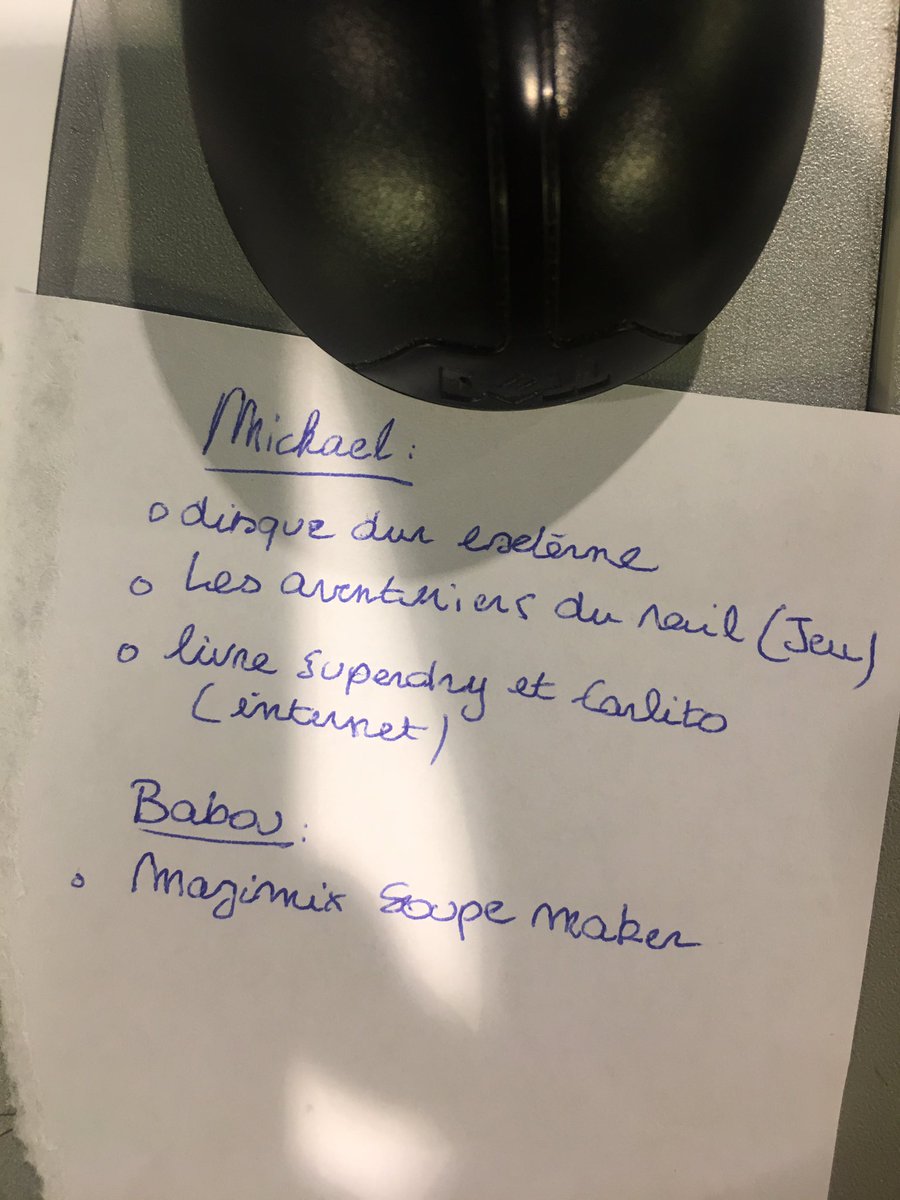 LoicPostit's tweet photo. Un client, une liste, un bonheur. « Pour mon fils, je cherche un disque dur externe et le livre de Superdry et Carlito ». Je lui fais répéter juste par plaisir et il me précise « Un grand et un petit enrobé ». Putain. La magie de Noël. J’ai gardé la liste. À tout jamais. 🎈 https://t.co/AZga5ctJAs