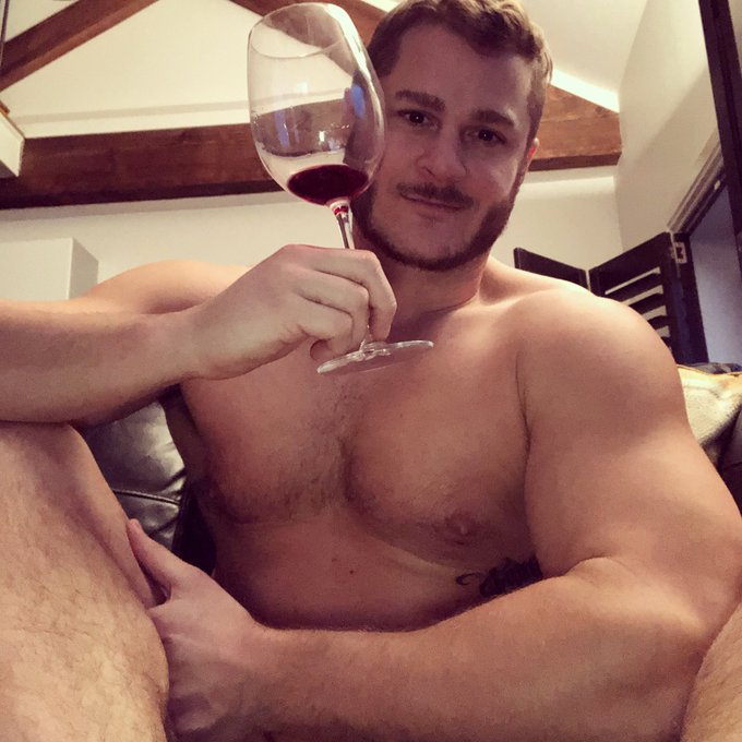 Saturday night chills https://t.co/LlslRZVhnL<a href="/tag/dragrace"class="tags"><span>#dragrace</span></a>