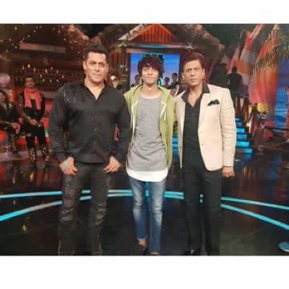 SRKCHENNAIFC's tweet image. Snapshot: @iamsrk &amp;amp; @BeingSalmanKhan during shooting for Weekend Ka vaar episode for #BB12⁠ ⁠ show yesterday.

#6DaysToZero