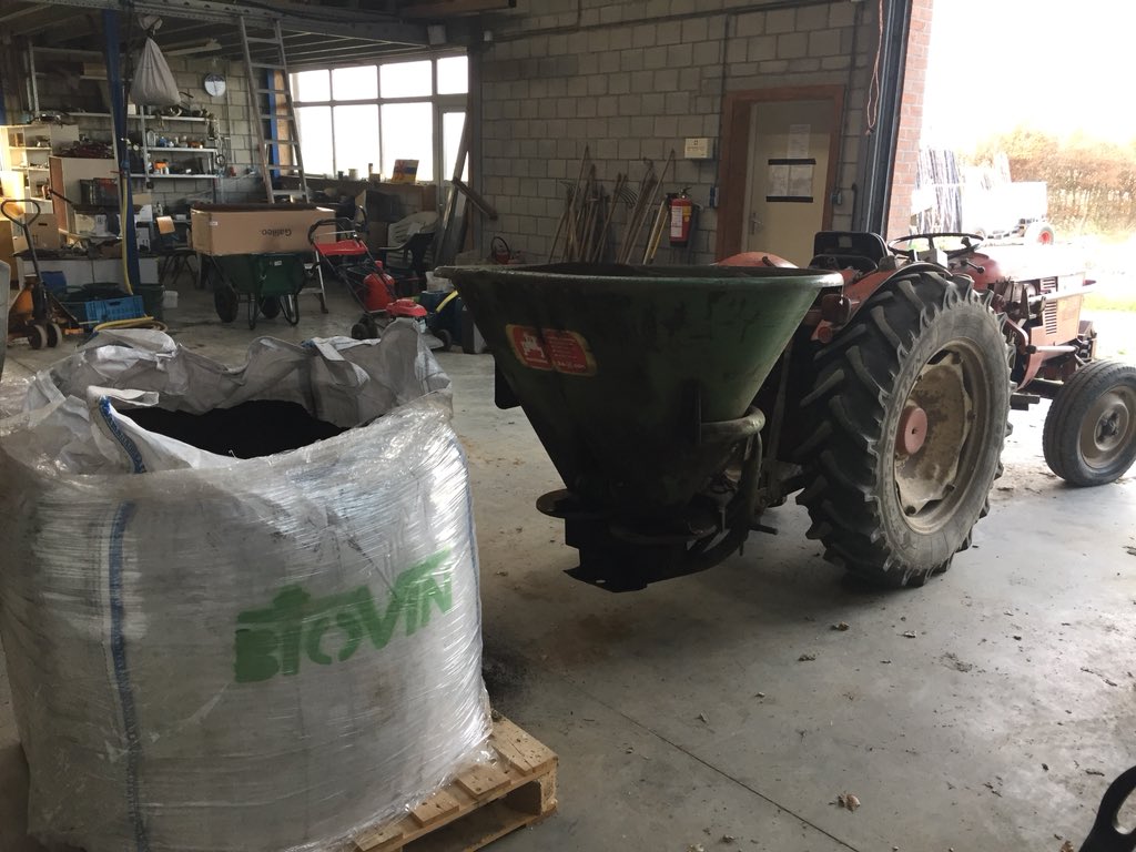 ralfnotermans's tweet photo. Mooie dag om de #biovin te strooien in de conference peren ter bevordering #bladvertering met #bodembiologie voor organische stof opbouw en #humus vorming #biologisch telen = #logisch telen! https://t.co/DG1jcKpTBl