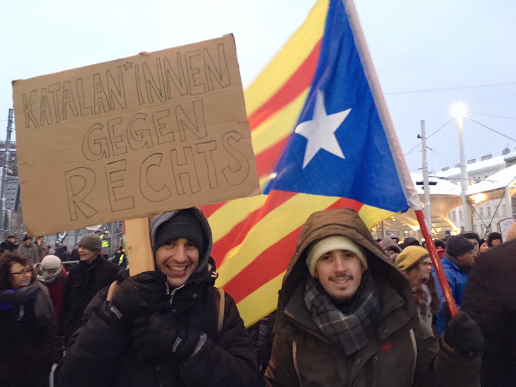 xavidegr's tweet photo. Avui a Viena i enmig d’una forta nevada, solidaritat internacional catalana a la multitudinària manifestació contra el feixisme i la política d’extrema dreta de l’ÖVP i el FPÖ!

No passaran! Widerstand! 
@cdr_wien @intCDR https://t.co/37lZygJDH1