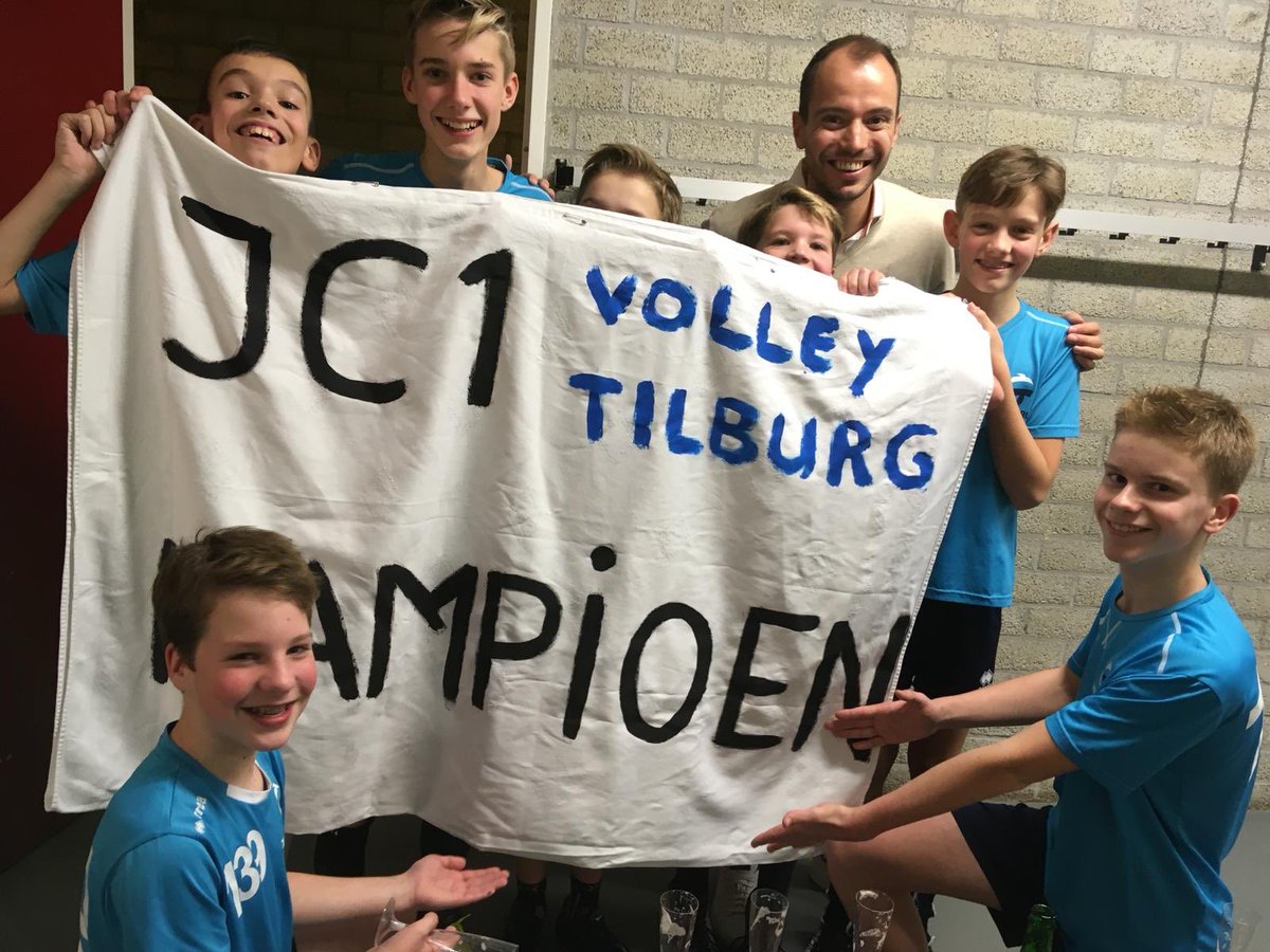 Jongens C1 van <a href="/volleytilburg/">Volley Tilburg</a> wint de laatste wedstrijd van de eerste helft met 3-1 van @MVCdeHangar. Vorige week al kampioen geworden na winst tegen AVC. Heel mooi stel dit! #volleybal