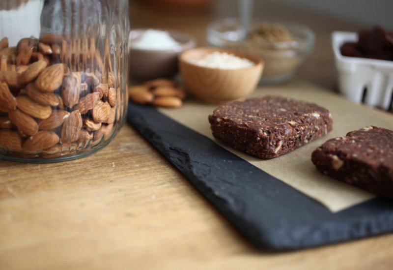 Nood aan een #proteïnen #reep? Probeer de proteïnen repen o.b.v #krekels met heerlijke #amandelen en #cacao!