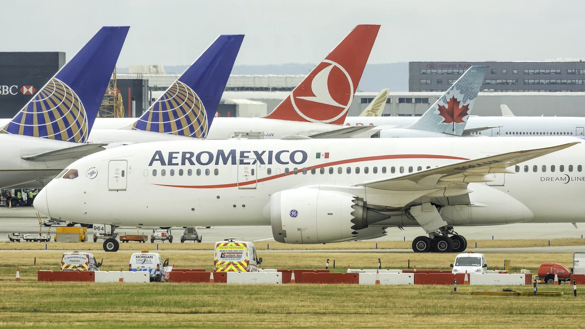 An @Aeromexico part of @skyteam @BoeingAirplanes B787-8 #dreamliner N964AM in front of some colourful tails at @HeathrowAirport #avgeek #aviation #aeromexico #b787 #heathrowairport @B787fans