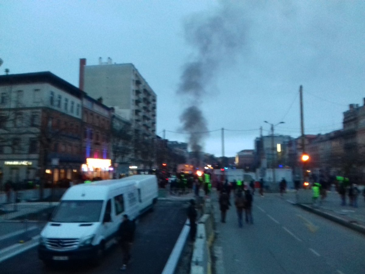 antoineChardo's tweet photo. Les #giletsjaunes se rassemblent à nouveau. #15Decembre #Toulouse https://t.co/cxBAuOcu8Q