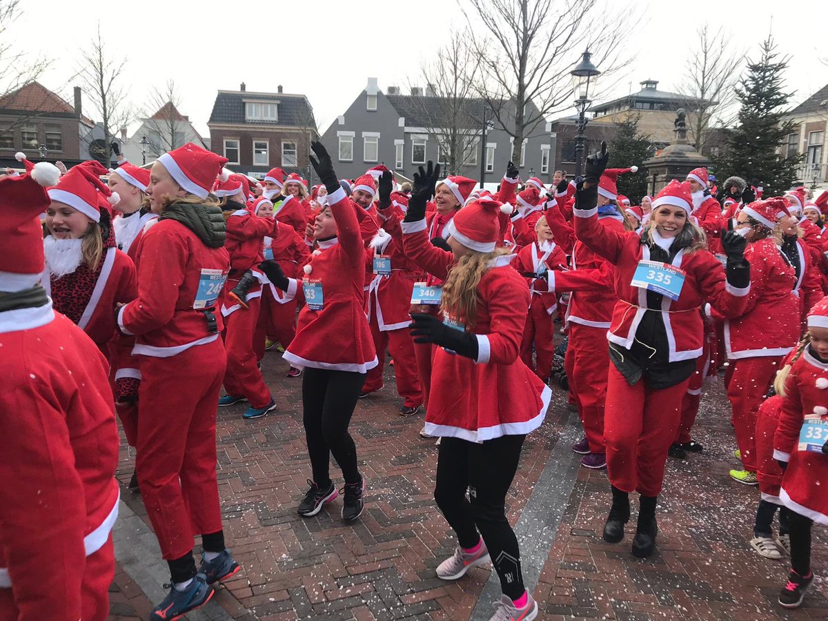 SantarunWest's tweet photo. Geweldige middag! De Santarun 2018 brengt maar liefst 15.000 euro op! 7500 voor Voedselbank Westland en 7500 voor weeshuizen in Roemenië! Met dank aan alle deelnemers en sponsors!!! https://t.co/s0obJrbG1B