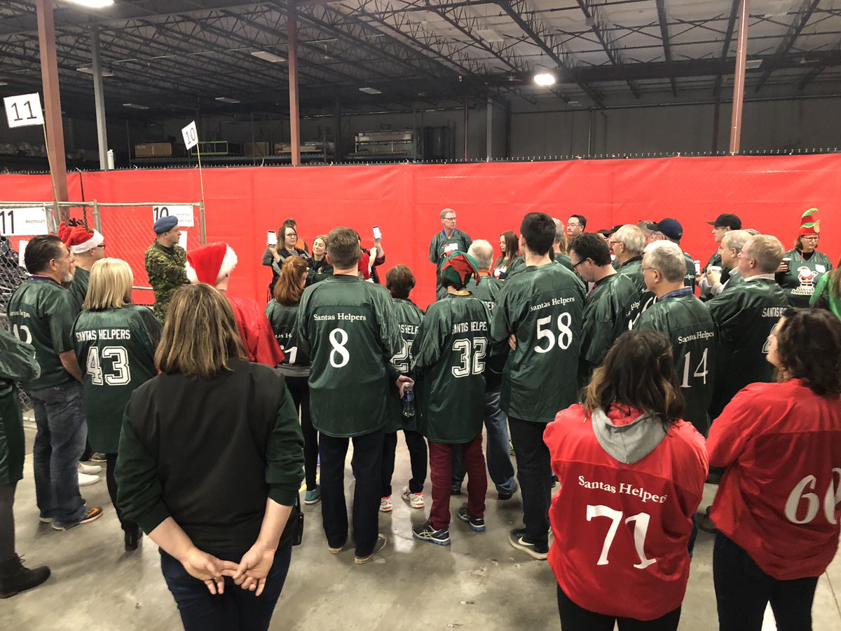 SantasAnonymous's tweet photo. Our dispatchers are getting their instructions. Doors open in about 20 minutes! #yegsantas https://t.co/MHzS5uYlXf