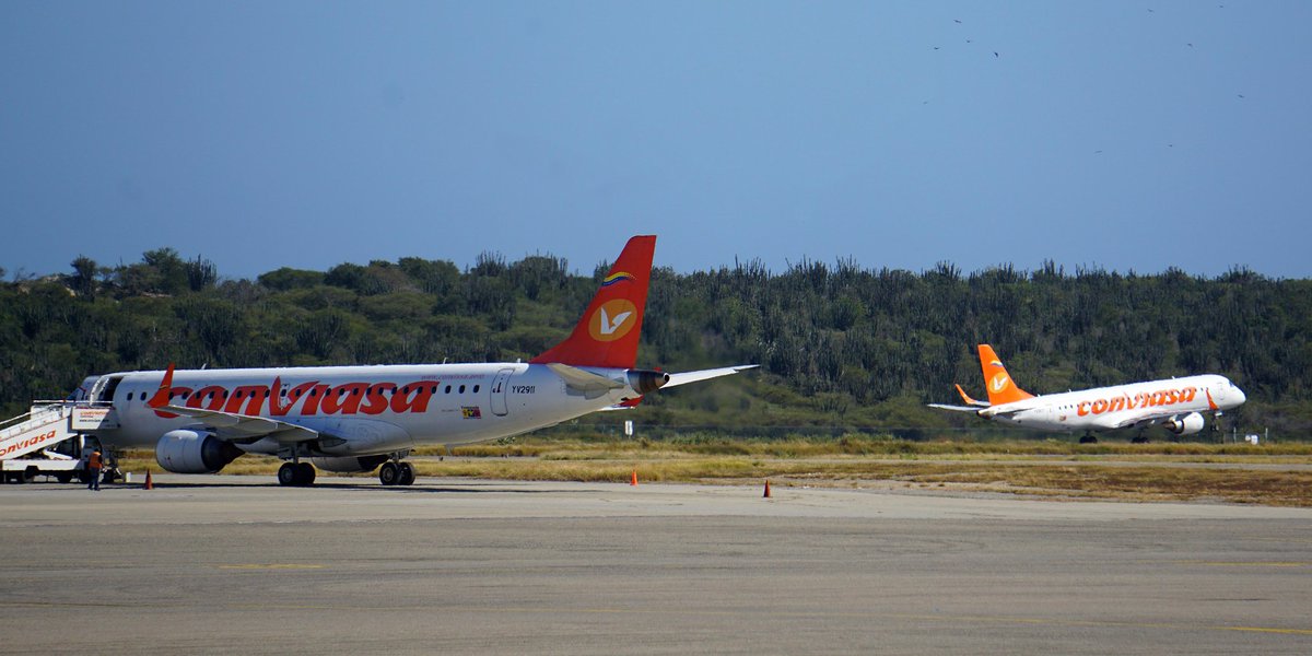 Cancilleria_ve's tweet photo. El #PlanVueltaALaPatria, puente aéreo ideado por el Presidente @NicolasMaduro, traerá hoy de regreso a Venezuela a 600 connacionales en vísperas de Nochebuena, 300 de ellos desde #Perú y 300 desde #Ecuador, a través de 6 vuelos de @LAConviasa, para totalizar 11.222 repatriados. https://t.co/FbJsjGEoFE