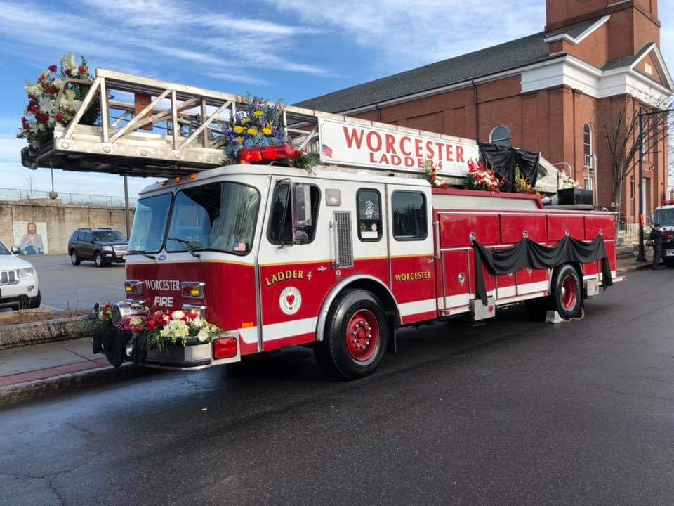 LynnFireDept's tweet photo. Today our hearts are in Worcester. Rest in peace Firefighter Roy. #FFROY https://t.co/JMQOUnZ0Ot