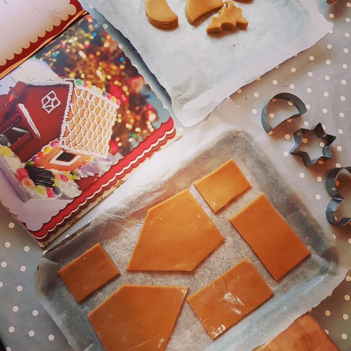 Some festive baking going on #gingerbread #smellsamazing