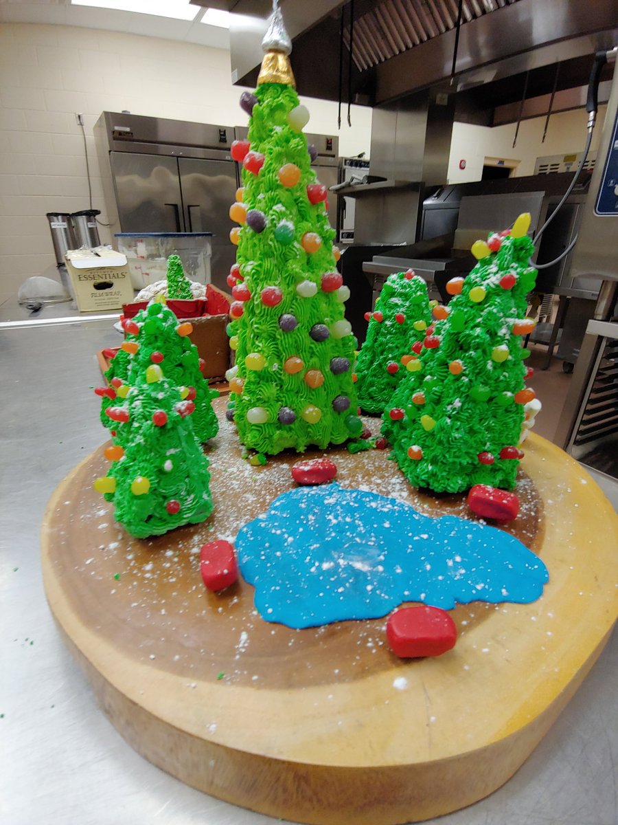 If you weren't feeling festive yet, let me show you what Ms. Tezak and her Culinary 3 students were making in the kitchen. 😍🎄 #uhstitans #holidays