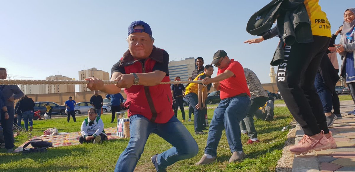 IndonesiaInKWT's tweet image. 3. Acara tersebut diisi dengan berbagai kegiatan seperti pembagian door prize, zumba dance dan lomba tarik tambang #KBRIKuwait #ASEANFamDay