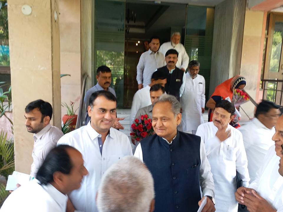 Rajesh_INC1's tweet photo. श्री अशोक गहलोत जी को राजस्थान का तीसरी बार मुख्यमंत्री बनाने पर सम्माननीया श्रीमती सोनिया गाँधी जी ,माननीय श्री राहुल गाँधी जी,कांग्रेस पार्टी के अन्य सम्माननीय वरिष्ठ नेताओं , कांग्रेस पार्टी के सभी नवनिर्वाचित माननीय विधायकगण व राजस्थान की सम्मानित जनता का बहुत -बहुत आभार । https://t.co/Yh7ZpUhlEV