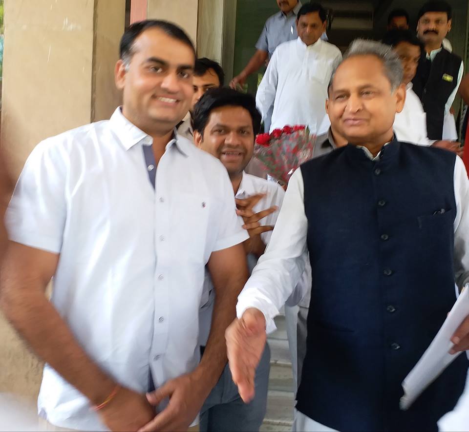 Rajesh_INC1's tweet photo. श्री अशोक गहलोत जी को राजस्थान का तीसरी बार मुख्यमंत्री बनाने पर सम्माननीया श्रीमती सोनिया गाँधी जी ,माननीय श्री राहुल गाँधी जी,कांग्रेस पार्टी के अन्य सम्माननीय वरिष्ठ नेताओं , कांग्रेस पार्टी के सभी नवनिर्वाचित माननीय विधायकगण व राजस्थान की सम्मानित जनता का बहुत -बहुत आभार । https://t.co/Yh7ZpUhlEV