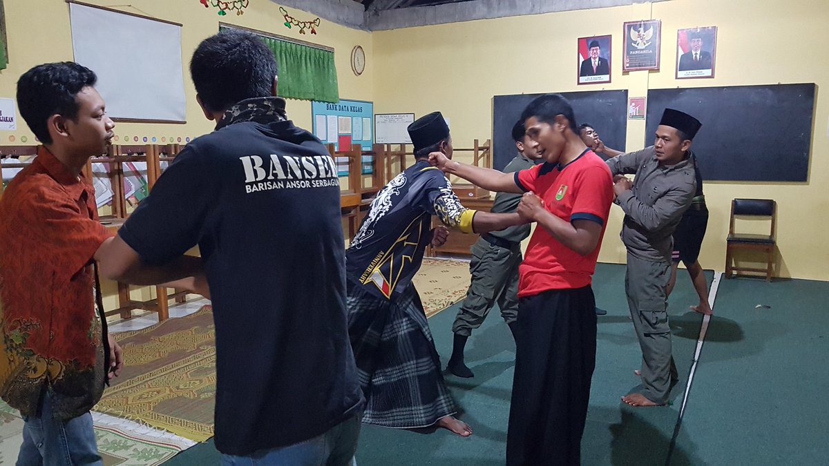 Untuk banser memiliki kecakapan beladiri itu penting, bukan untuk gagah2an atau sangar2an. tetapi latihan beladiri adalah wujud syukur untuk menjaga kesehatan badan.
<a href="/pacansorkajoran/">Banser Kajoran</a>